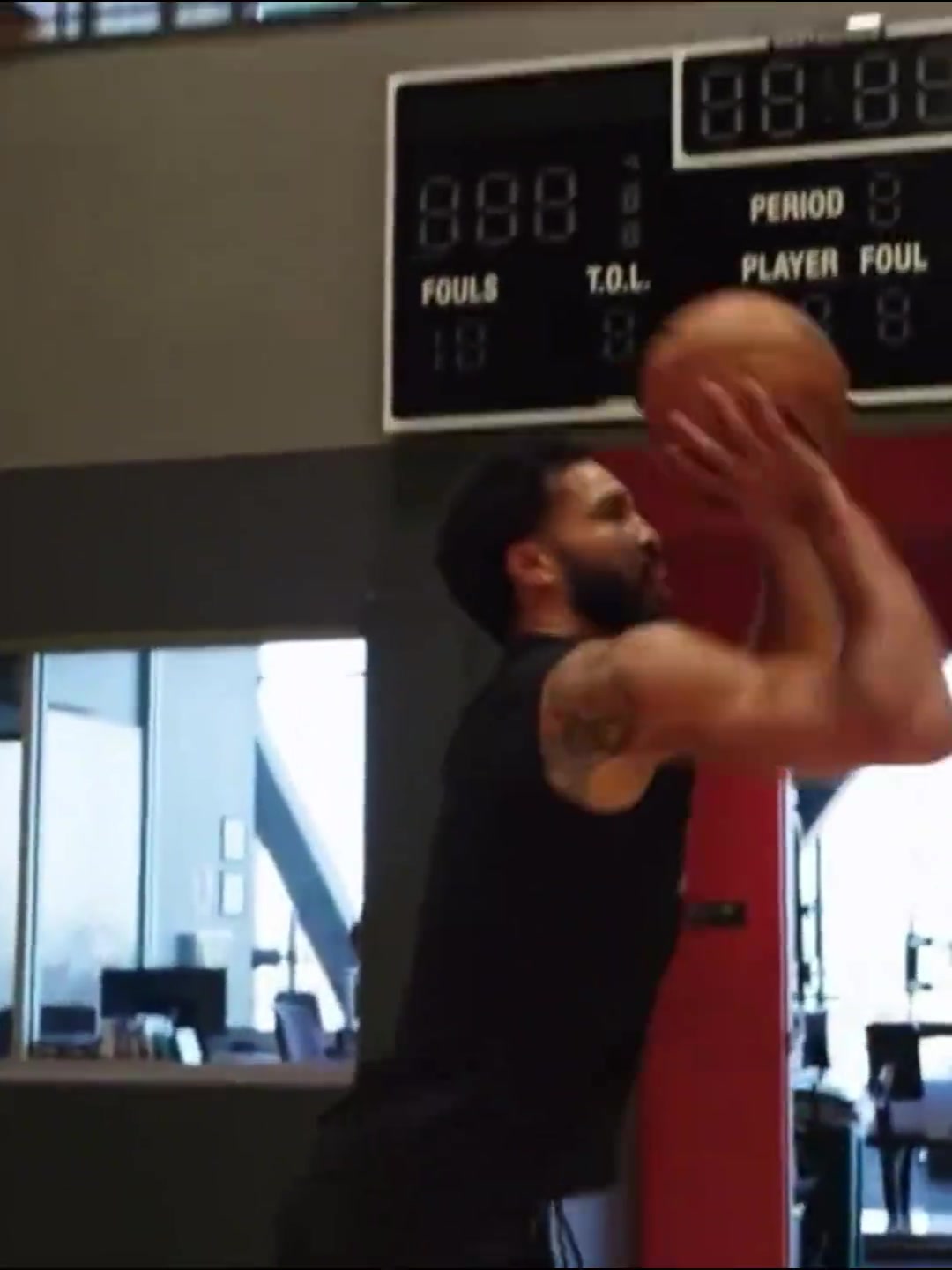 简直是神速塔̀图姆跟腱重伤仅4个月就恢复有球训练 ..